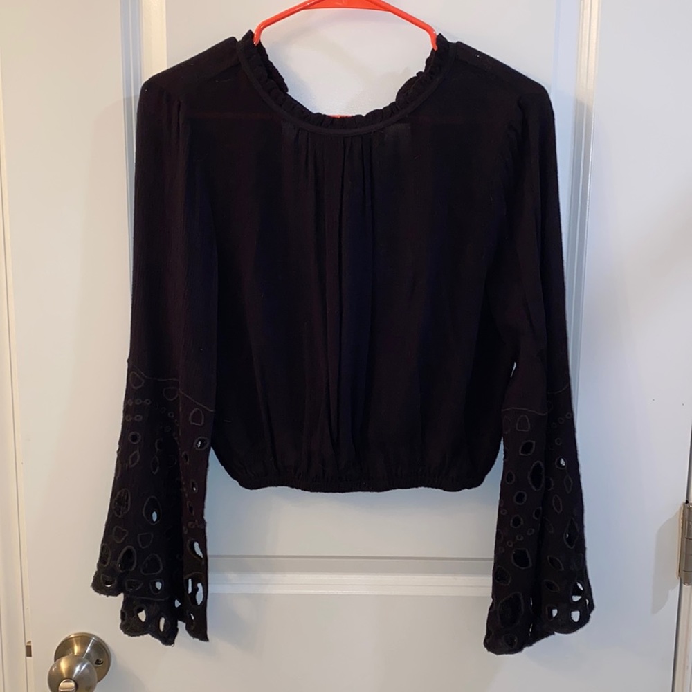 black long sleeve crop top